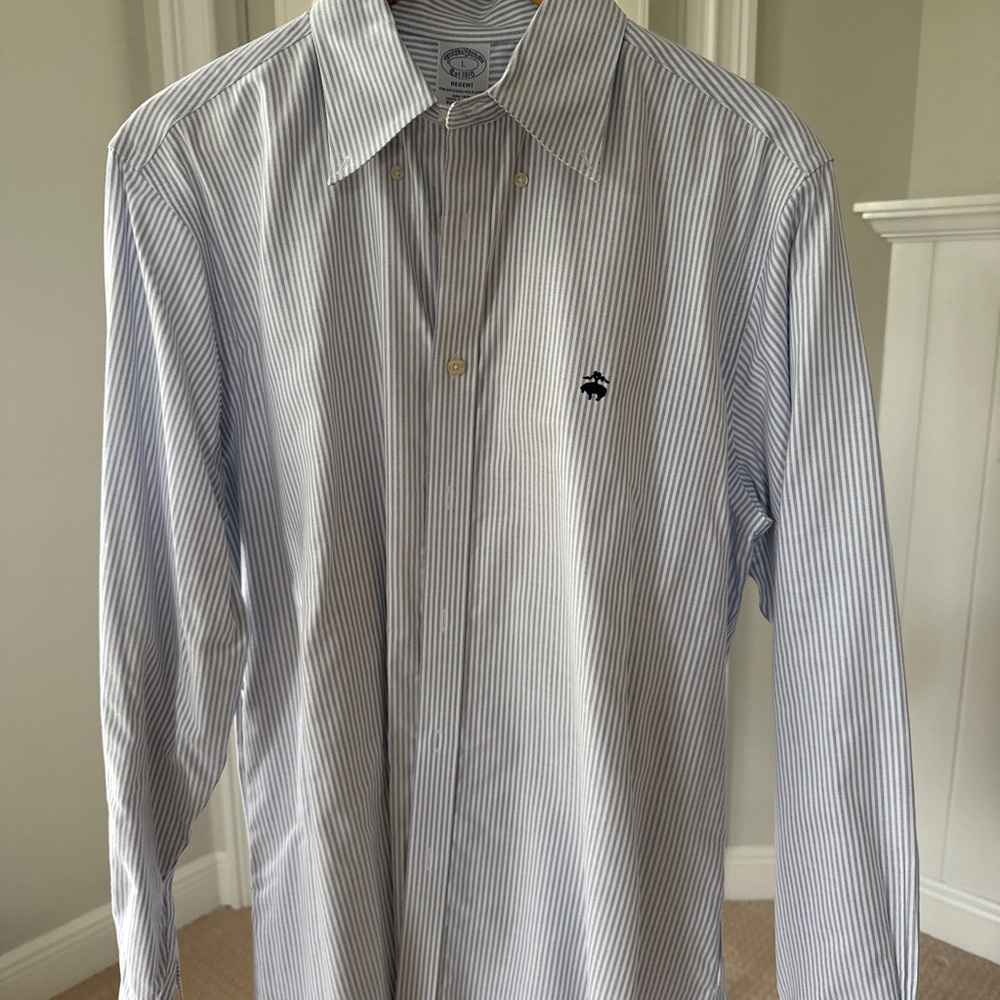 (009) Brooks Brothers White and Blue Striped Dress Shirt